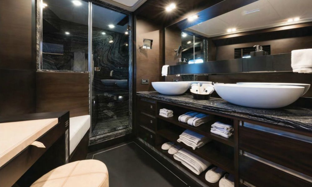 Super Sailing Yacht Rox Star_master ensuite